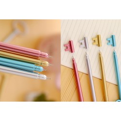 Goudkleurige pen in de vorm van een sleutel