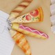 Fröhlicher Kugelschreiber in Form einer Pizza
